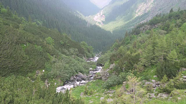 夏天，transagarasan山口的山脉河流和瀑布。在罗马尼亚喀尔巴阡山脉，transagarasan是世界上最壮观的山路之一视频素材
