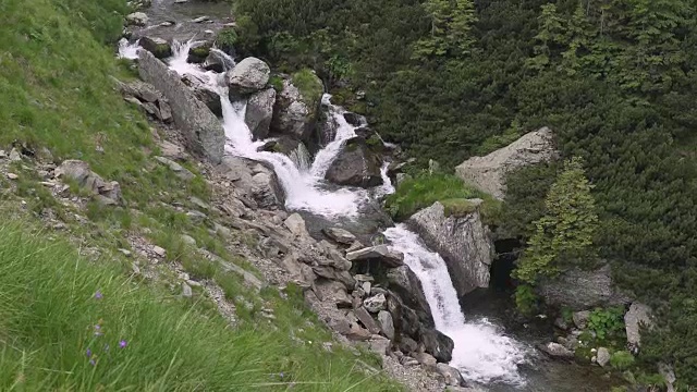 夏天，transagarasan山口的山脉河流和瀑布。在罗马尼亚喀尔巴阡山脉，transagarasan是世界上最壮观的山路之一视频素材