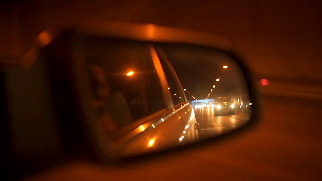 驾车,公路,汽车侧视镜,扭头看视频素材