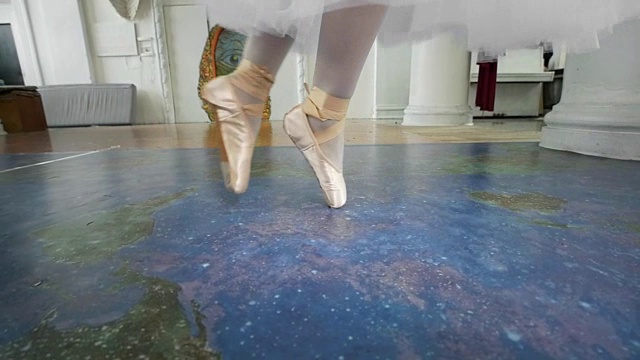 在舞蹈工作室里，女脚丫子穿着尖头鞋在芭蕾舞演员面前跳舞视频素材