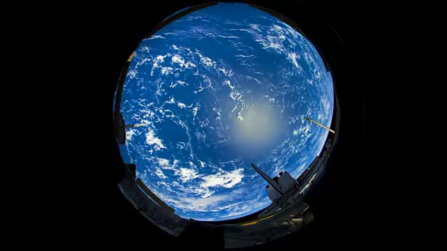 2010年4月，发现号航天飞机从太空中观察地球视频素材