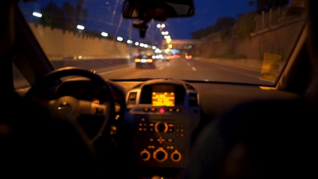 在夜间行驶在高速公路上视频下载