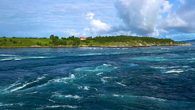 挪威，Nordland, Saltstraumen大漩涡中的漩涡视频素材