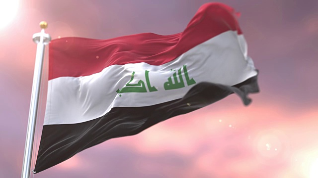 日落时，伊拉克国旗在风中缓缓飘扬视频素材