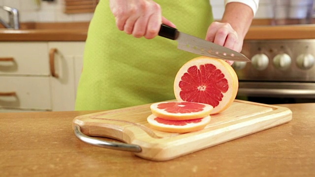 女人的手在切葡萄柚视频素材