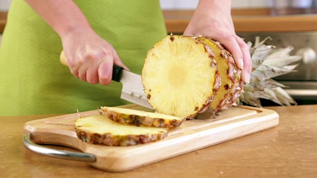 女人的手正在切菠萝视频素材