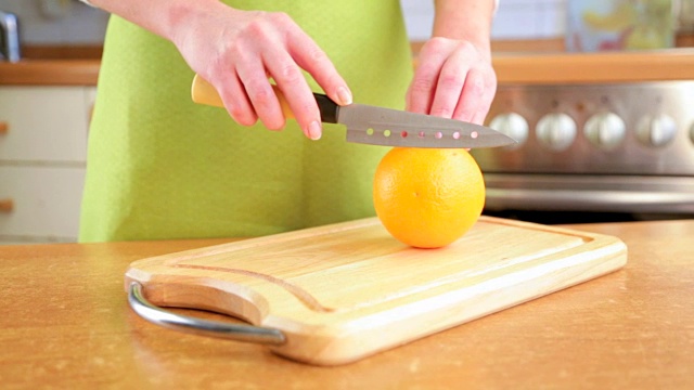 女人的手在切橘子视频素材