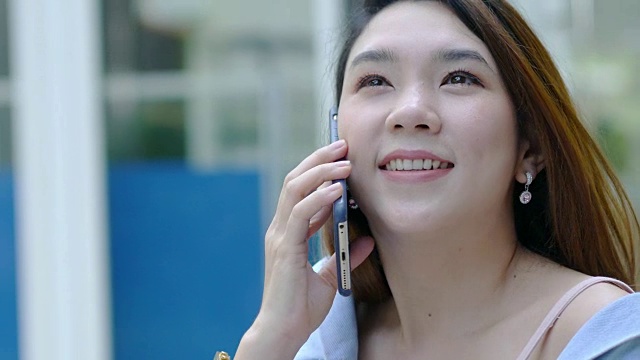 亚洲美女使用电话视频素材