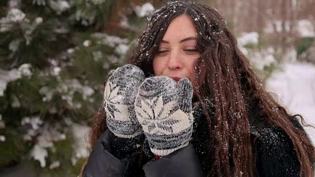 一个快乐的孕妇在冬季公园的肖像。视频素材