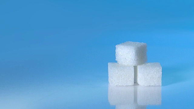 一组方糖在浅蓝色背景上的位置不同视频下载