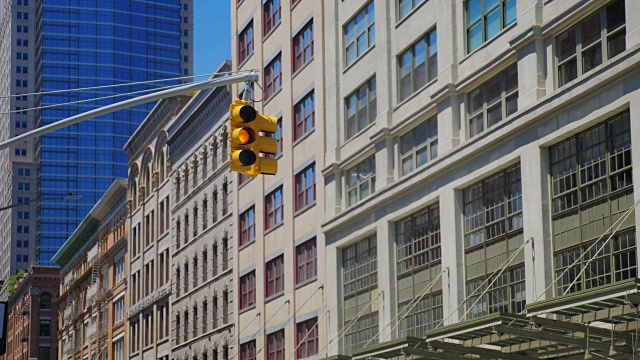 典型的曼哈顿十字路口的白天外部建立镜头视频素材