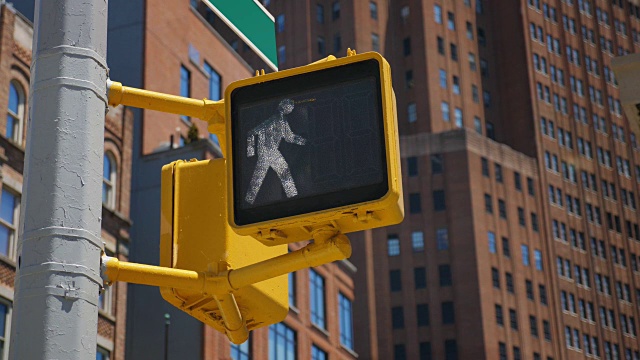 日外部建立拍摄的曼哈顿步行标志视频素材