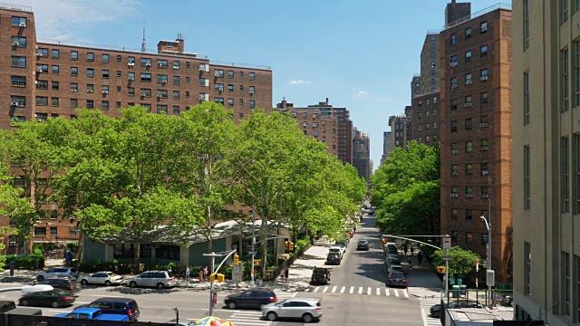 白天高角度建立拍摄的曼哈顿公寓大楼视频素材