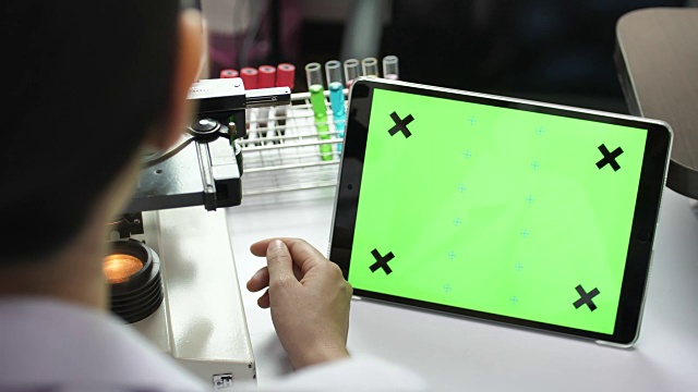 科学家研究绿色屏幕的数字平板电脑视频下载