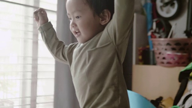 亚洲男婴跳舞的肖像视频素材