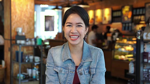4k分辨率的聪明亚洲女人在咖啡店对着摄像头说话视频下载