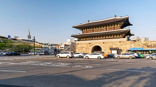 慢镜头:韩国首尔的兴景堂东大门上的行人视频下载