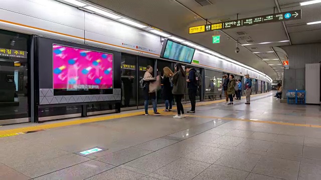 慢镜头:韩国首尔站行人拥挤视频下载
