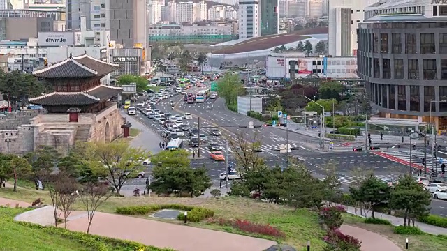 慢镜头:韩国首尔的兴景堂东大门上的行人视频下载