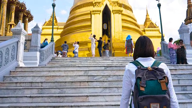 年轻女子在泰国曼谷大皇宫旅游视频素材