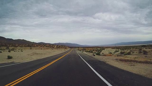 在死亡谷风景优美的道路上开车视频素材