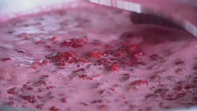 覆盆子果酱是在厨房炉子上的一个大金属碗里酿造的视频下载
