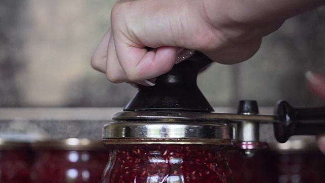 女人用扳手把覆盆子果酱保存在罐子里视频下载