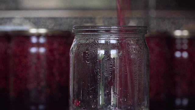 覆盆子果酱倒入玻璃罐中保存，盖上金属盖视频下载