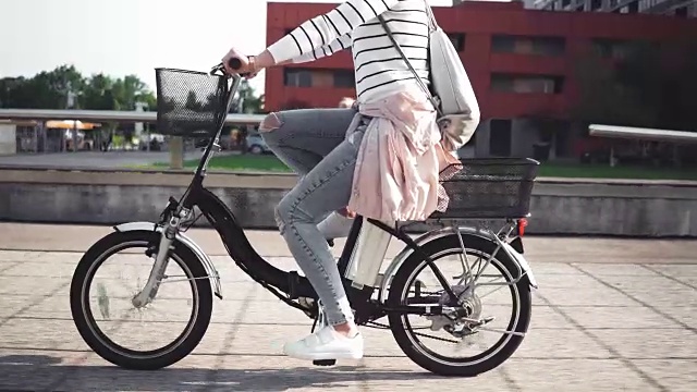 女孩骑电动自行车视频下载