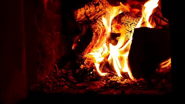 木柴在壁炉里燃烧着。一个美丽的光芒。强烈的热视频素材