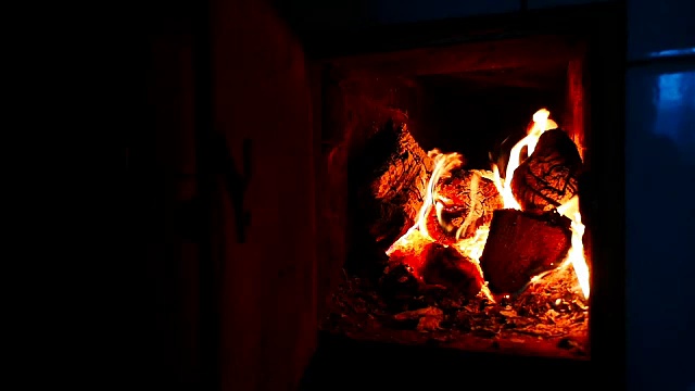 壁炉里的木头燃烧了。美丽的火焰视频素材