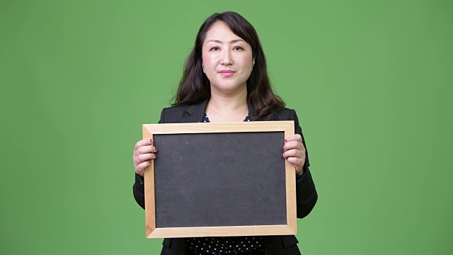 成熟美丽的亚洲女商人展示黑板视频下载