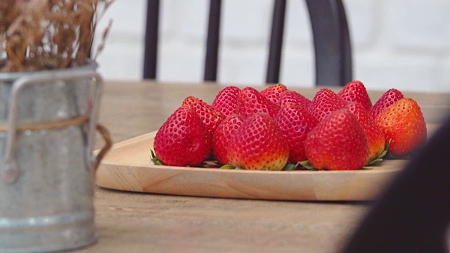 4k:木桌上的草莓摄影视频下载