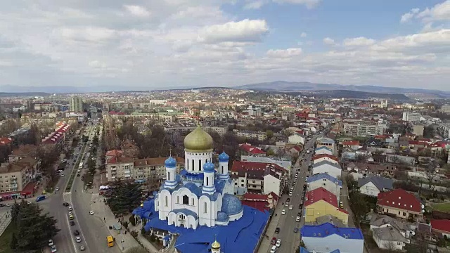 乌日哥罗德市中心的空中镜头-教堂在夏天的顶视图。一天的时间视频素材