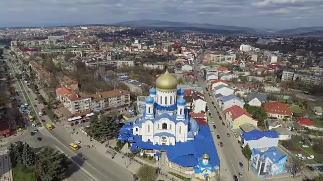 乌日哥罗德市中心的空中镜头-教堂在夏天的顶视图。一天的时间视频素材