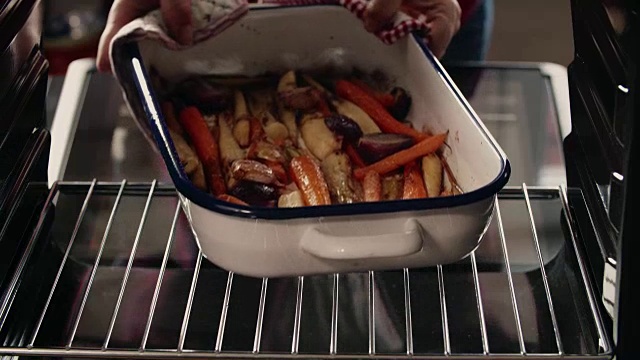 从烤箱中新鲜出炉的烤根菜视频下载