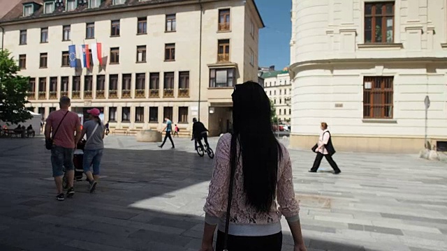 年轻女子走在街上-慢镜头视频下载