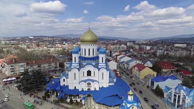 乌日哥罗德市中心的空中镜头-教堂在夏天的顶视图。一天的时间视频下载