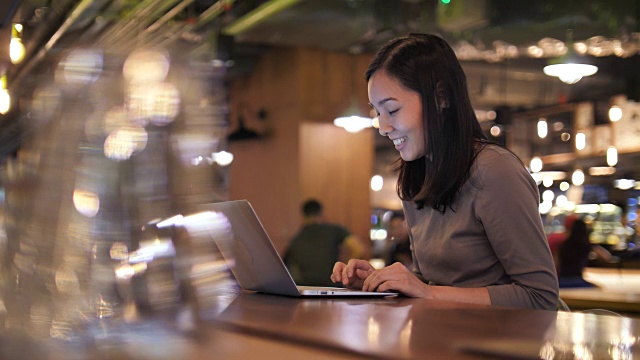 一个晚上在咖啡馆用笔记本电脑的女人视频下载