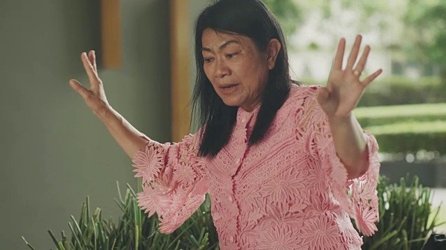 一位泰国祖母用鸟的故事来教她的侄女视频素材