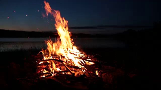 夏日篝火和日落时分的湖泊视频素材