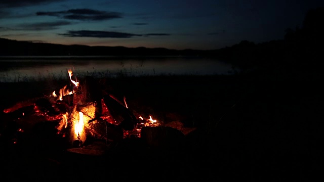 夏日篝火和日落时分的湖泊视频素材