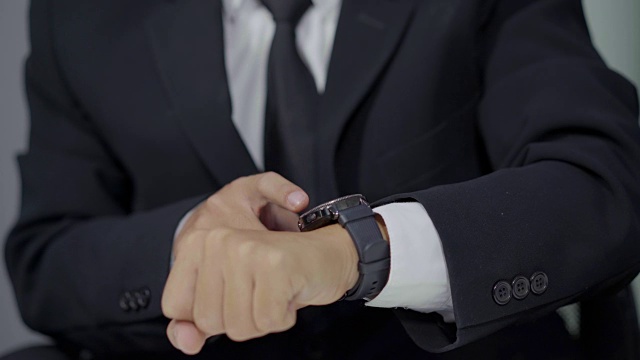 商务人士使用智能手表的近距离手视频素材