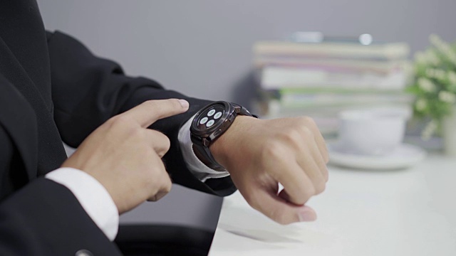 商务人士使用智能手表的近距离手视频素材