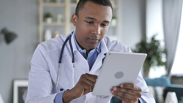 非裔美国医生使用平板电脑上网视频素材