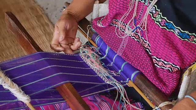 在泰国，家庭编织用的是编织传统支数单元。视频下载