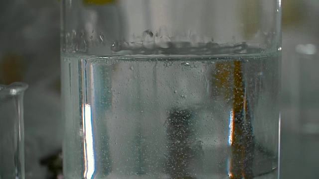 凝胶在实验室的玻璃容器视频下载