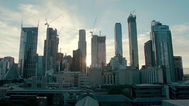 夕阳下的墨尔本摩天大楼(慢镜头)视频素材