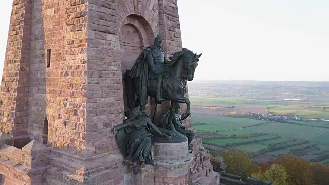 Kyffhauser纪念碑雕像的弧形镜头视频下载