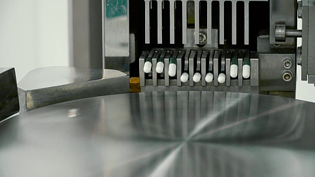 制造胶囊的制药机器视频素材